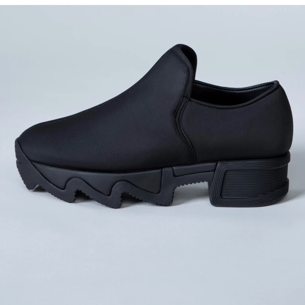 NWT size 8 black IRI neoprene sneakers